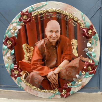 Bade Mandir Guruji Swaroop – Divine Resin Frame - Fankaarlok