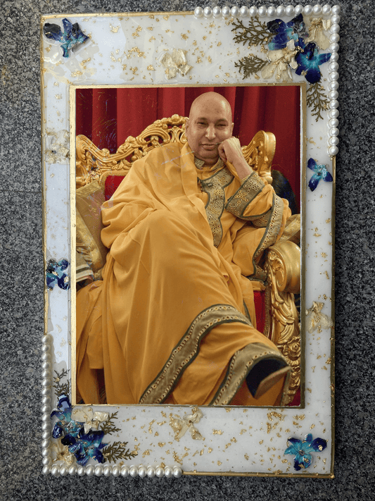 Custom Guruji Swaroop Frame – Handmade Resin Photo Frame with Floral & Pearl Detailing - Fankaarlok