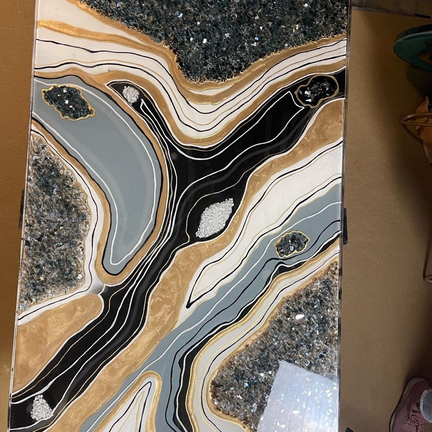 Luminous Geode – Glow in the Dark Center Table with Resin Art | Fankaarlok