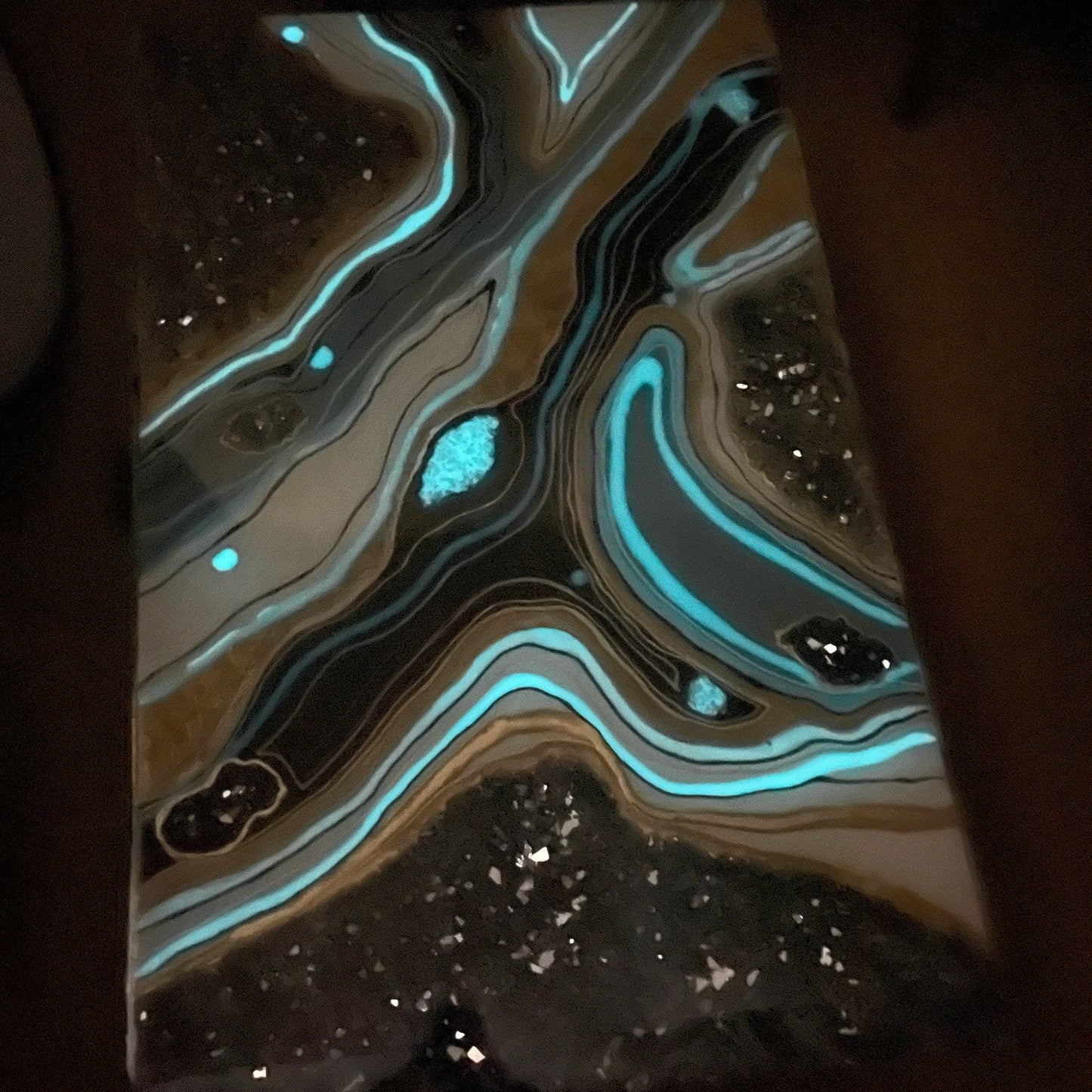 Luminous Geode – Glow in the Dark Center Table with Resin Art | Fankaarlok