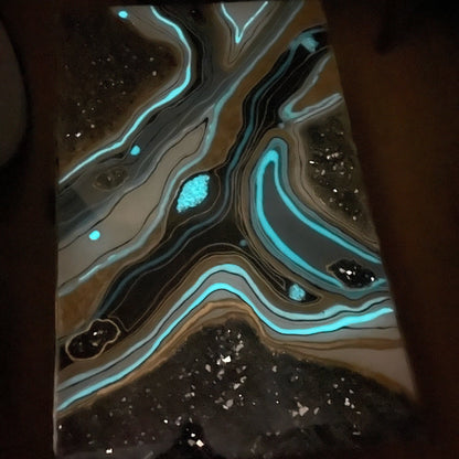 Luminous Geode – Glow in the Dark Center Table with Resin Art | Fankaarlok