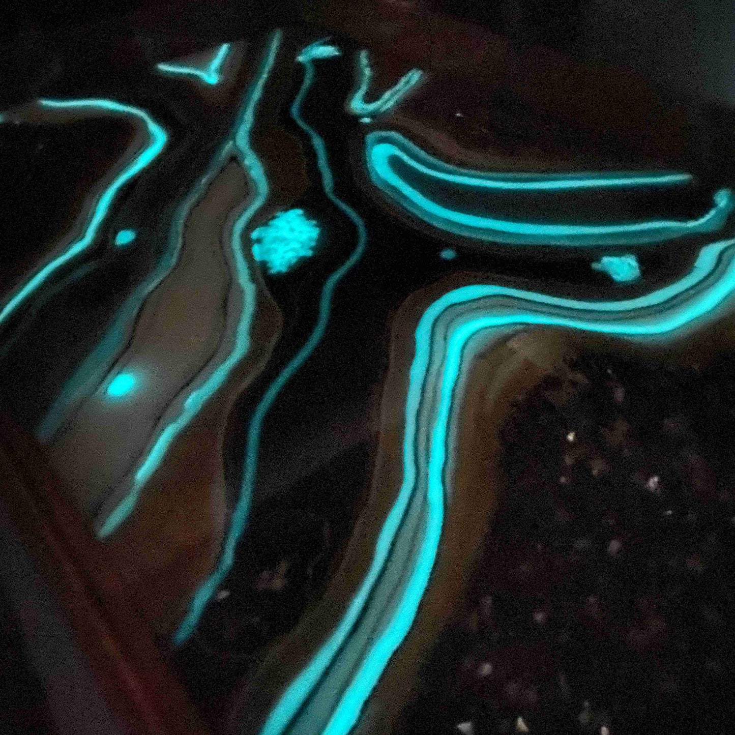 Luminous Geode – Glow in the Dark Center Table with Resin Art | Fankaarlok