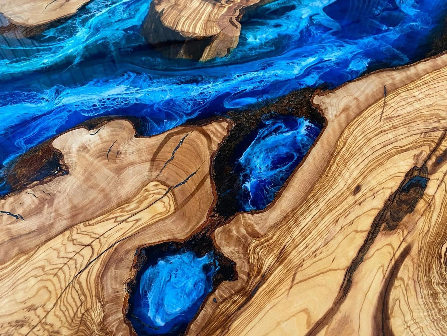 Azure Drift – Round Resin Wood Center Table | Fankaarlok